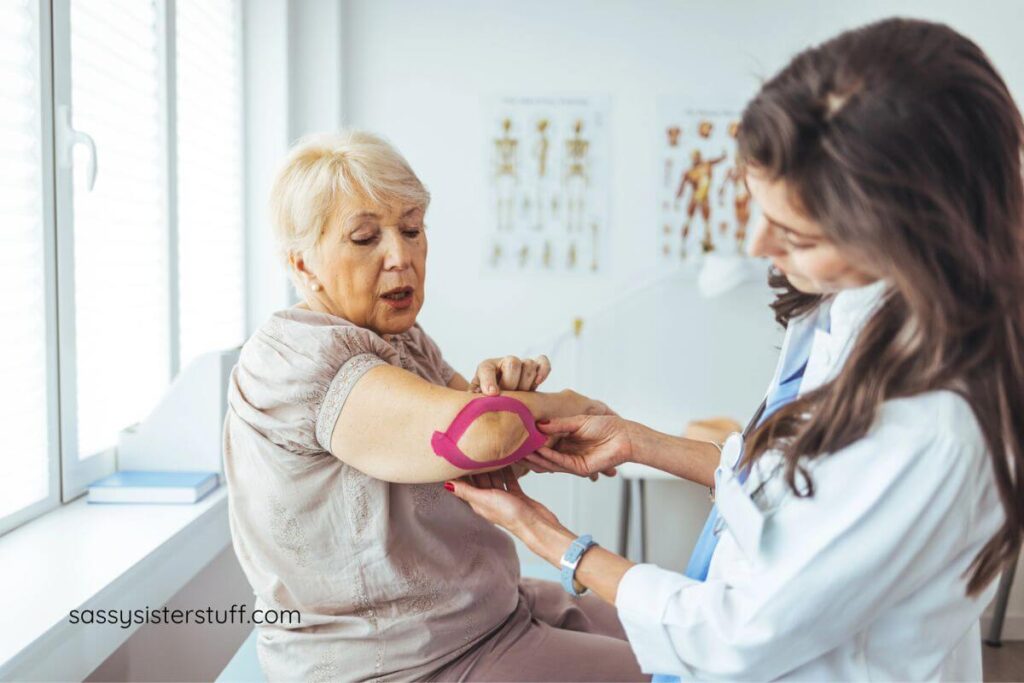 elderly woman visits a physical therapist to keep up with her medical care