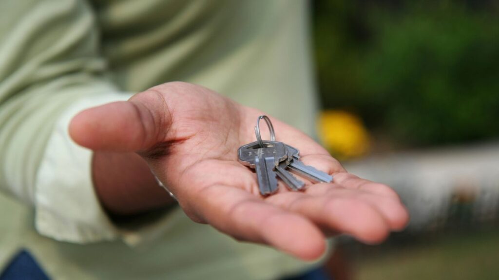 hand with keys