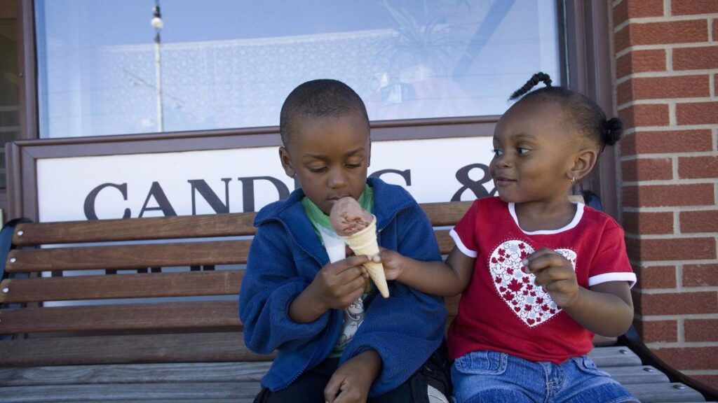 kids eating ice cream