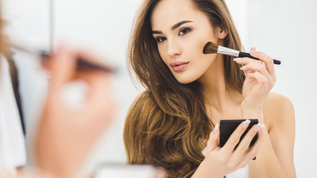 woman putting on makeup